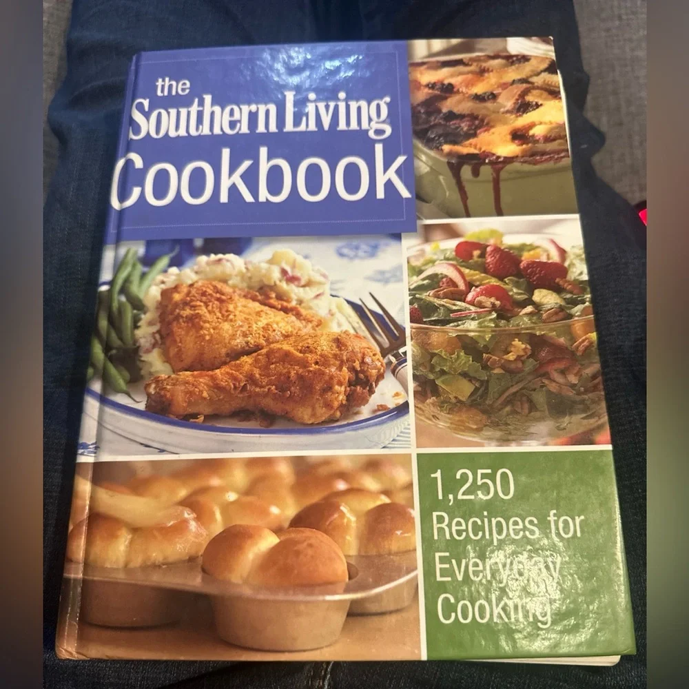 The Southern Living Cookbook by Oxmoor House 2011 (Hardcover) 11' x 9” Color